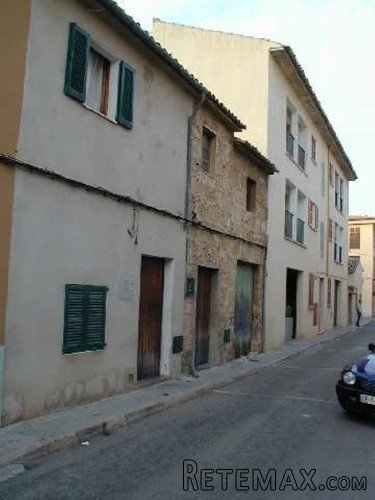 Very good location for this townhouse which once.. - 2