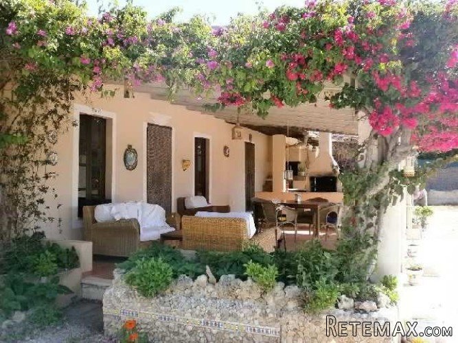 Lovely finca in a quiet area. 144m2 + storeroom of 9m2 in.. - 2
