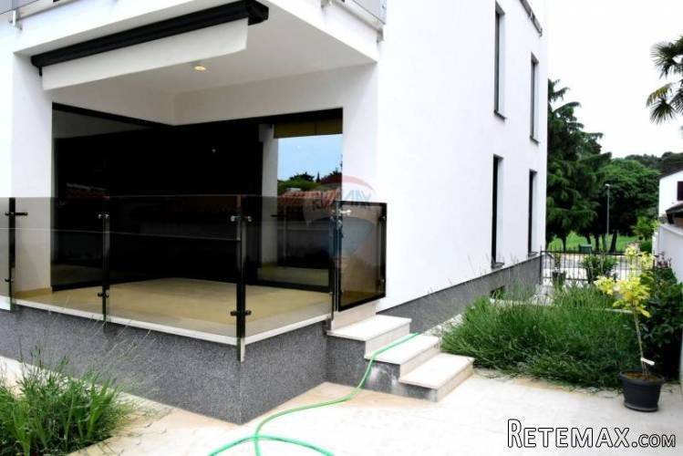 Poreč, ekskluzivni stan 250 m od mora s vrtom - 2