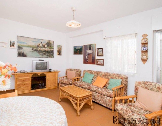 This cozy apartment can be found a few steps from the beach.. - 4