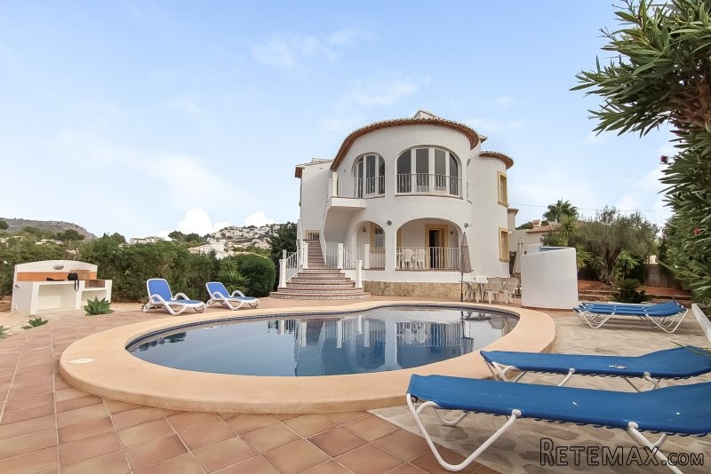 Superb villa close to the town centre..