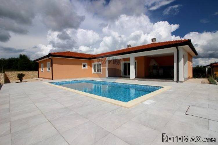 Mediteranska Villa sa bazenom na dobroj lokaciji