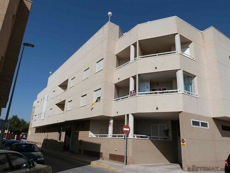 HUGE 3 BED APARTMENT WITH COMMUNAL POOL