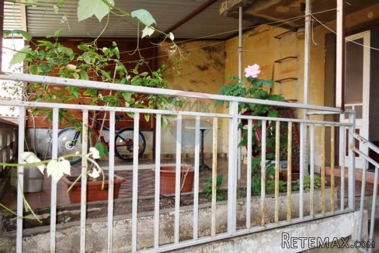 KUĆA S DVORIŠTEM ZA RENOVIRANJE KOD ARENE