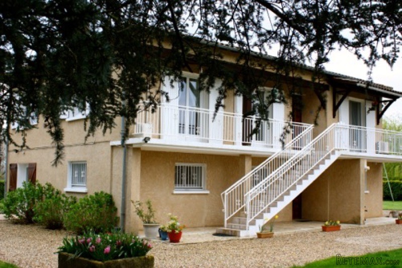 Lovely bright 4 bed-roomed house, with..