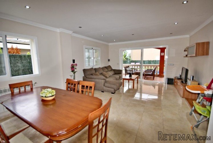 Detached house in Alcudia, a few meters to the sea. This.. - 2