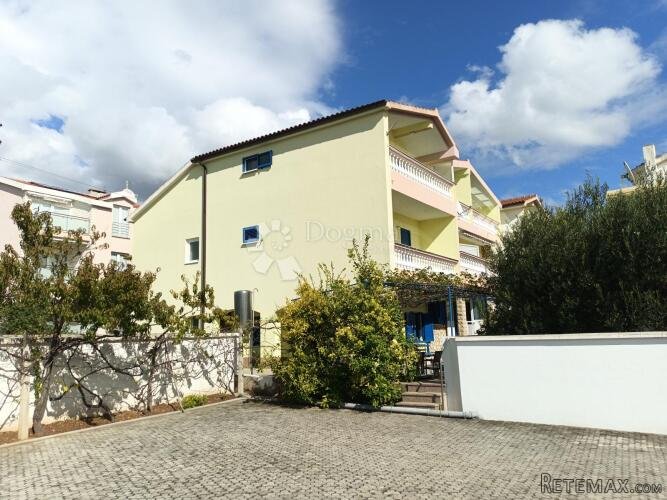 VODICE PREKRASNA KUĆA SA 9 APARTMANA 100 METARA OD MORA - 2