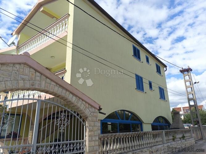 VODICE PREKRASNA KUĆA SA 9 APARTMANA 100 METARA OD MORA - 3