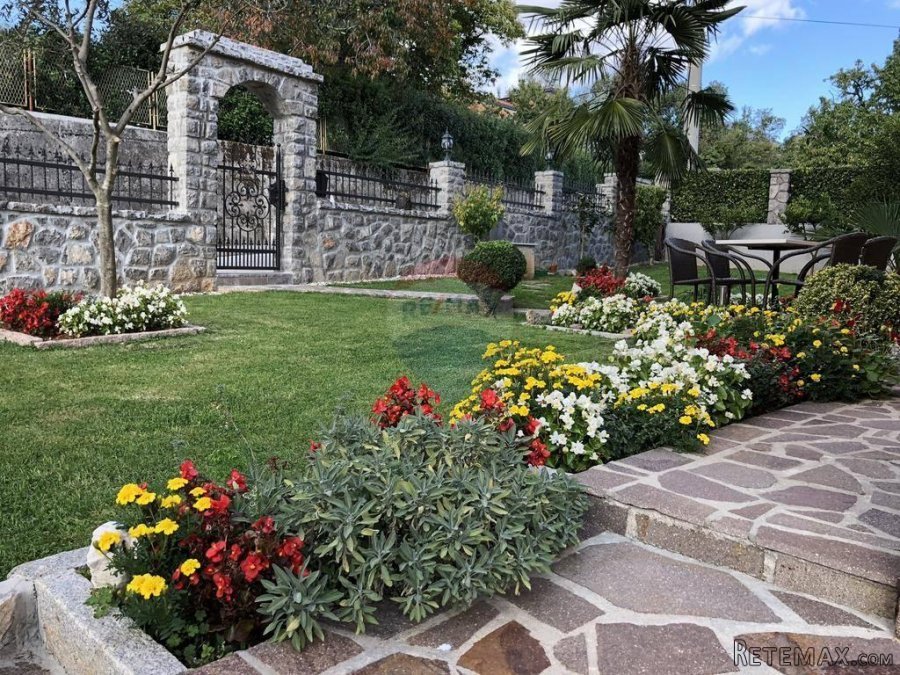 OPATIJA,OPRIĆ- novija kuća sa 8 apartmana, bazenom 50 m2, ve - 5