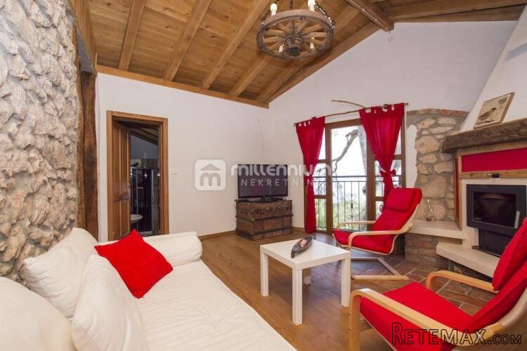 Brseč, 120m2, prekrasna kuća s bazenom i pogledom