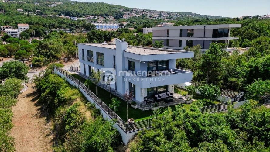 Kostrena, samostojeća kuća s 2 stana, liftom i garažom