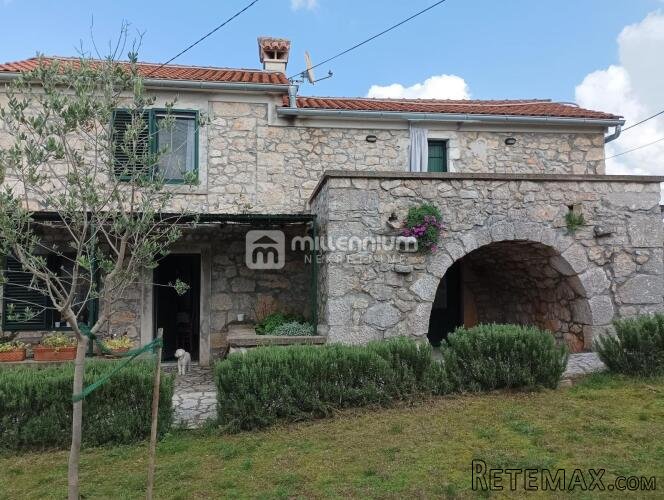Otok Krk, okolica Dobrinja, samostojeća kamena kuća s b..