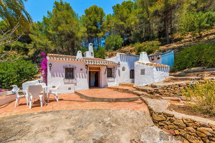 Ideally located right on the edge of the village, this.. - 2