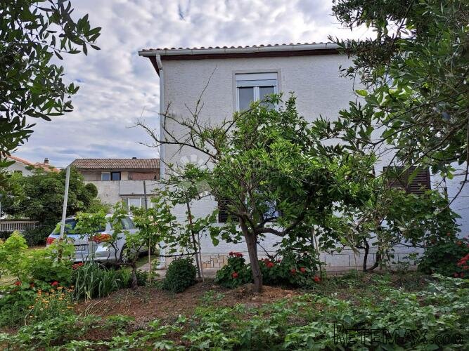 Kuća sa tri apartmana - 2