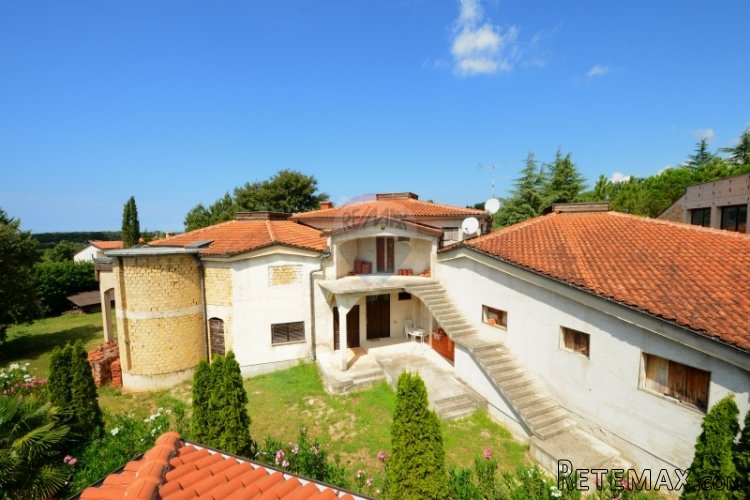 POREČ, interesantna kuća od 956,20 na okućnici od 2047 m2 - 2