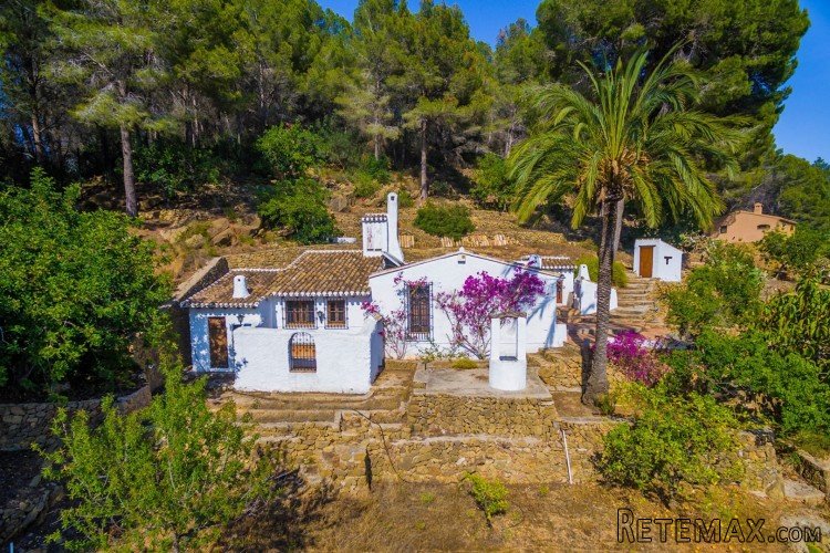 Ideally located right on the edge of the village, this.. - 3