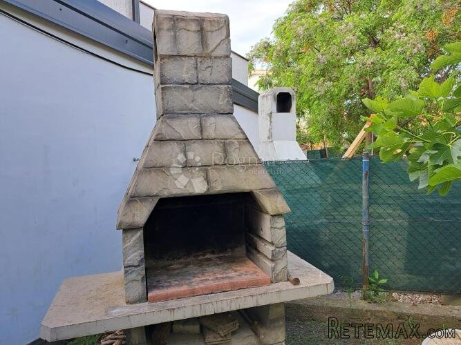 Kuća sa tri apartmana - 3