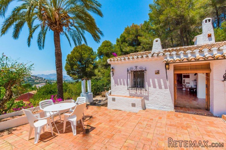 Ideally located right on the edge of the village, this.. - 4