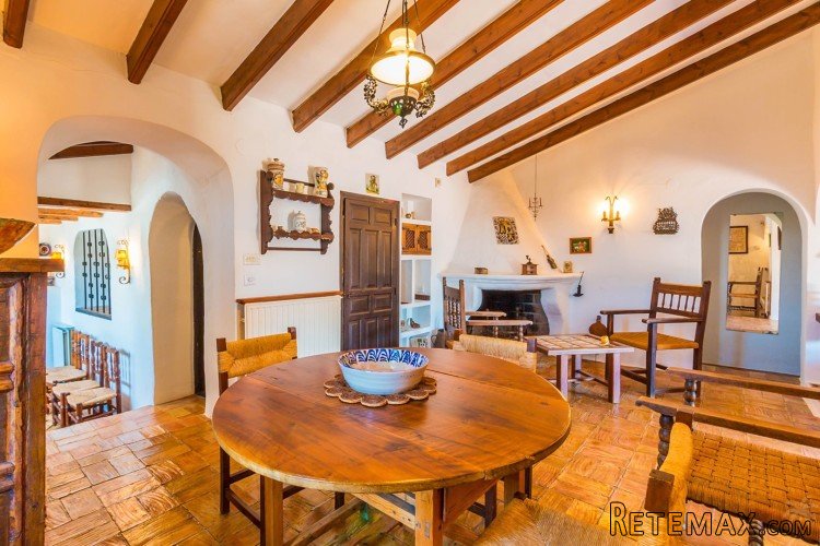 Ideally located right on the edge of the village, this.. - 7