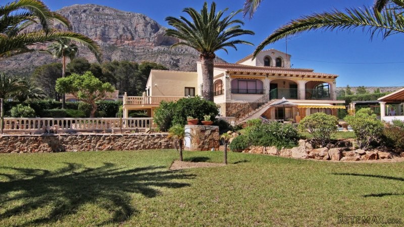 Absolutely stunning traditional villa..
