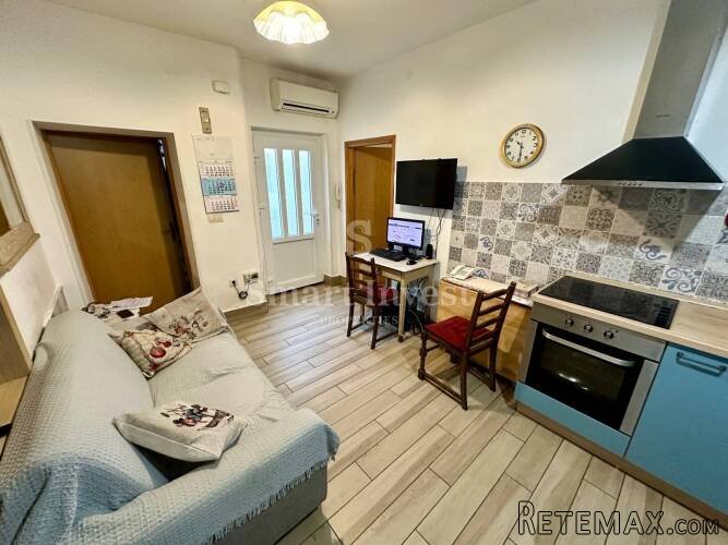 OPATIJA - CENTAR, dva stana s okućnicom u blizini mora