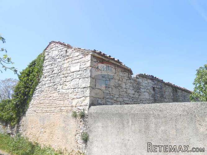 Istra, Krnica, građevinsko zemljište sa ruševinom i...