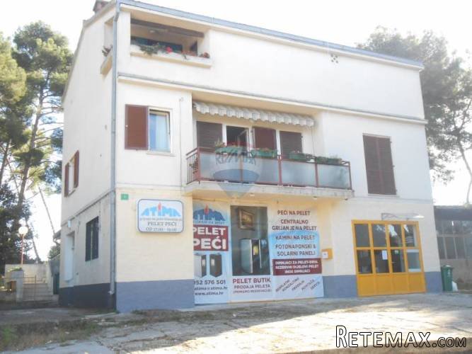 Istra, predgrađe Pule, etažirana kuća sa 2 stana i...