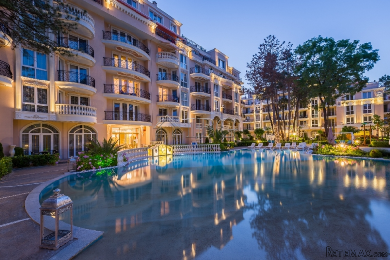 Spacious 1-bedroom apartment with POOL..