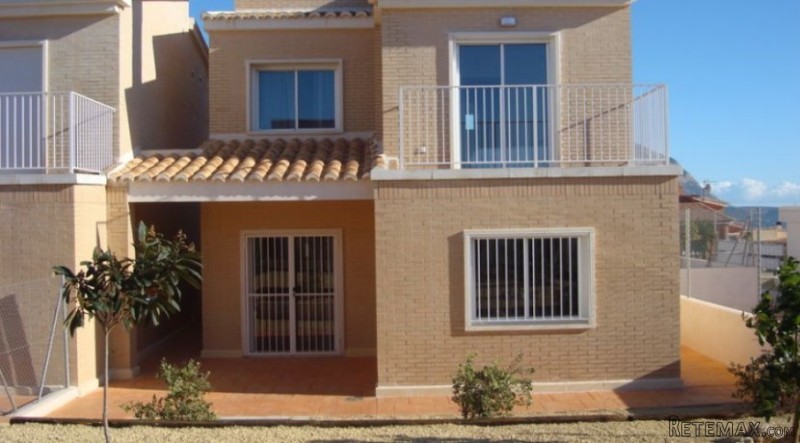 V1511 - Spacious 3 Bedroom, 2 Bathroom..