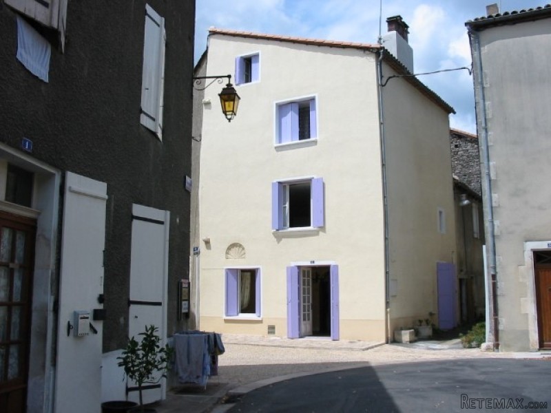 3 Bed Town House Overlooking Market..