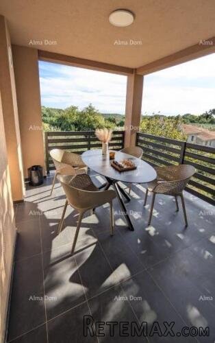 BRTONIGLA, ISTRA – Moderan 3-soban apartman s vrtom i dva p..