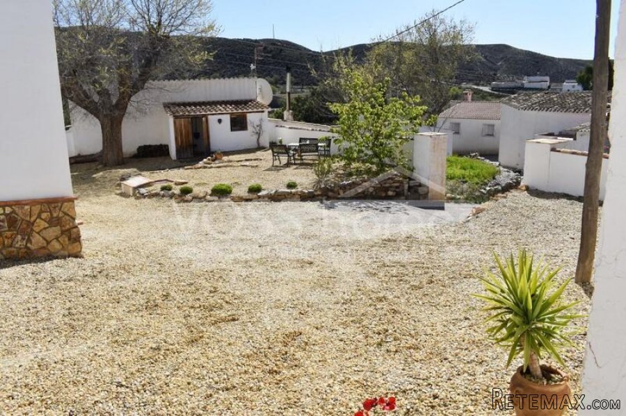 NEW & EXCLUSIVE TO VOSS HOMES - A beautifully & recently.. - 11