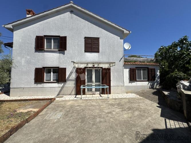 Kuća sa dva stana, pomoćnim objektom i okućnicom/ Krk-Garica - 3