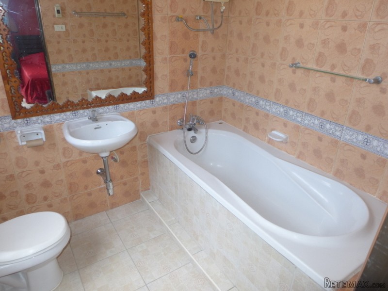 3 bedroom pool house in the heart of..
