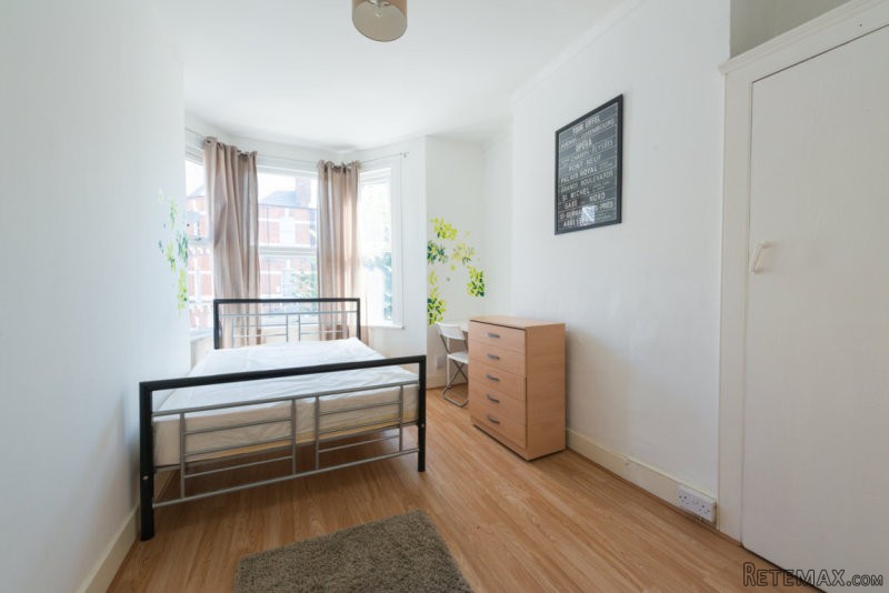 Single with double bed near Turnpike..