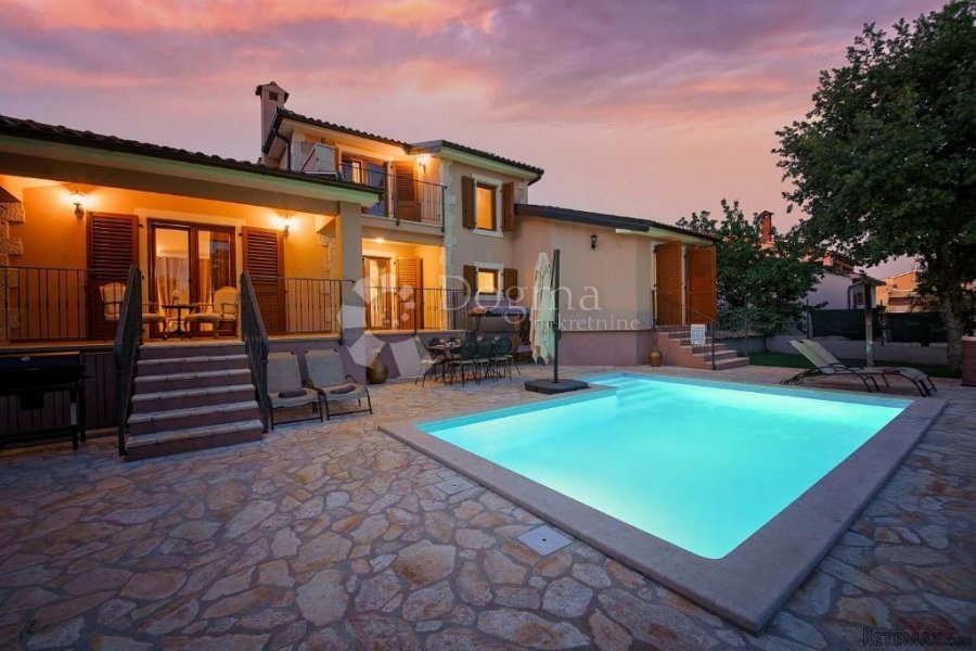 ELEGANTNA VILLA SA BAZENOM NADOMAK POREČA