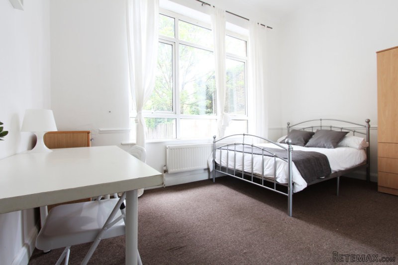 Single with double bed near Stratford..
