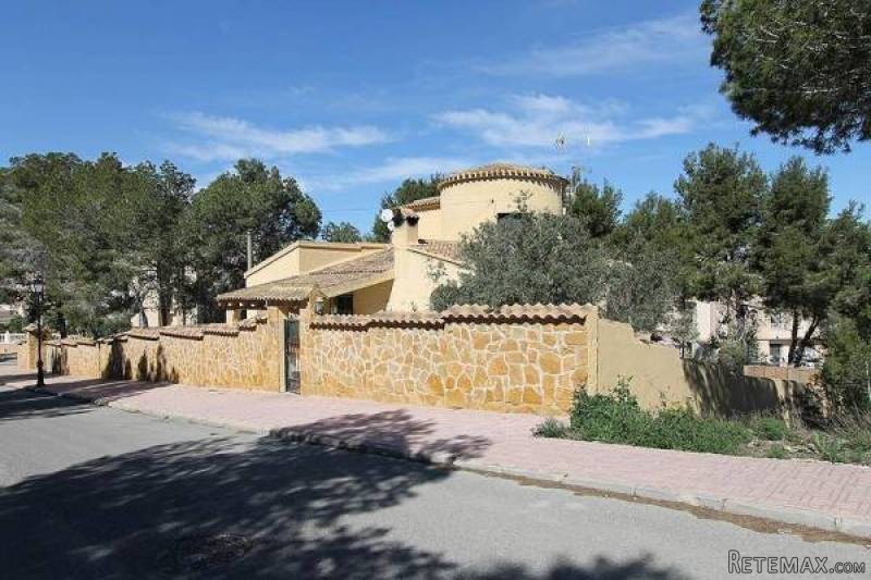 6 Bedroom 4 Bathroom Villa In..