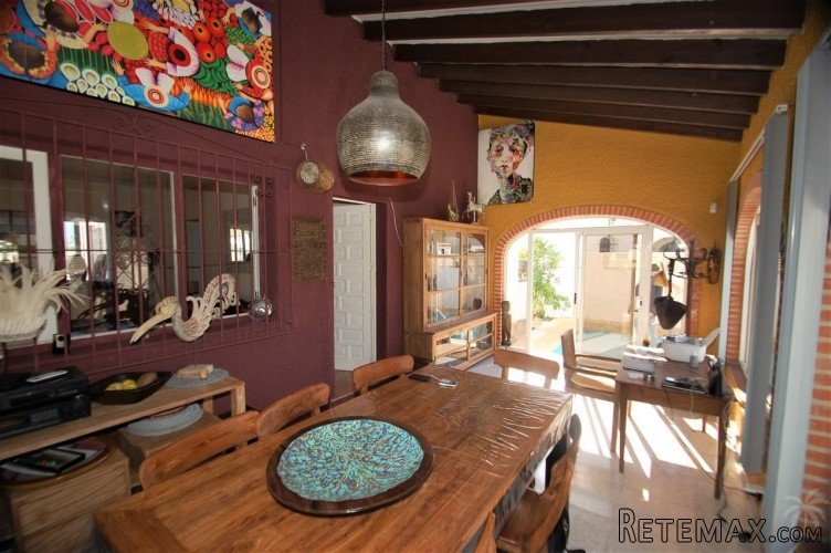 This lovely detached villa is in a privileged, residential.. - 4