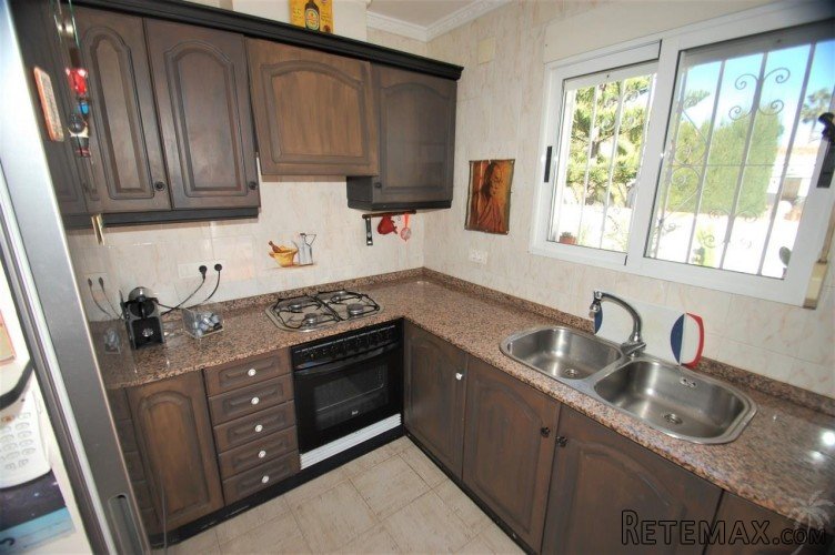 This lovely detached villa is in a privileged, residential.. - 7