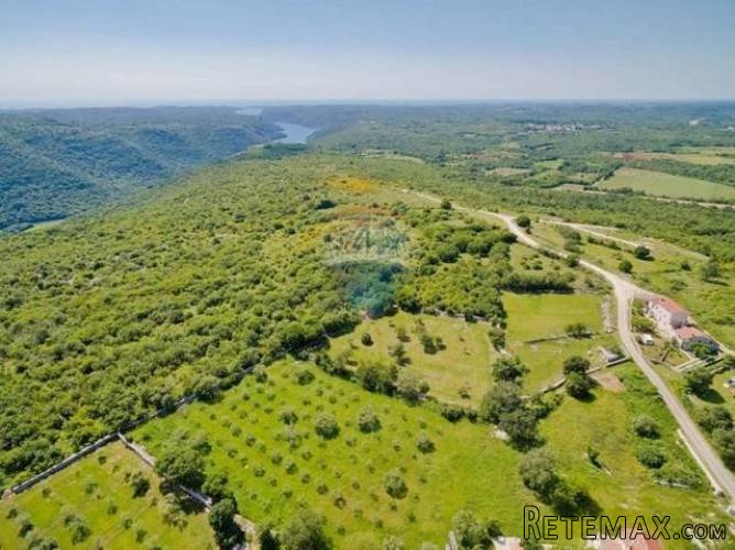 Građevinsko zemljište s pogledom na Limski kanal