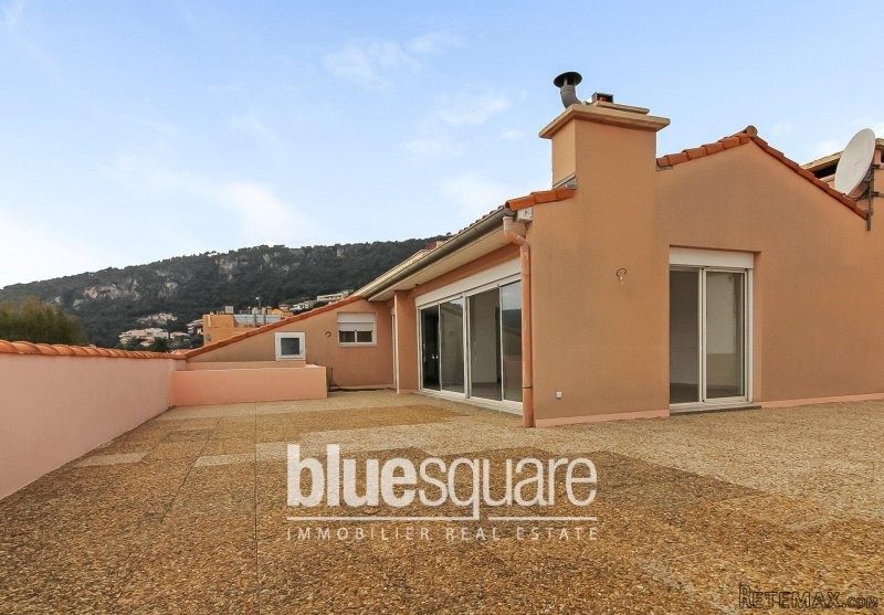 Stunning top floor 2-bedroom apartment