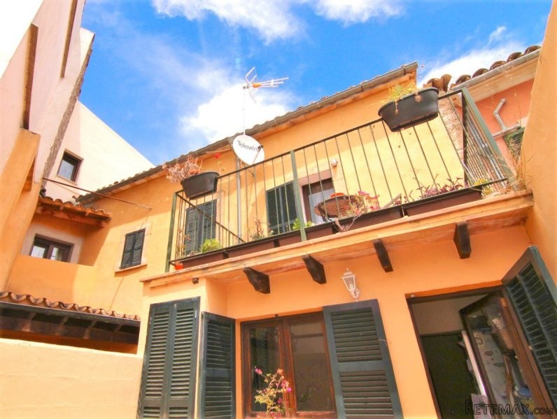 Cozy townhouse in Alaro with terrace..