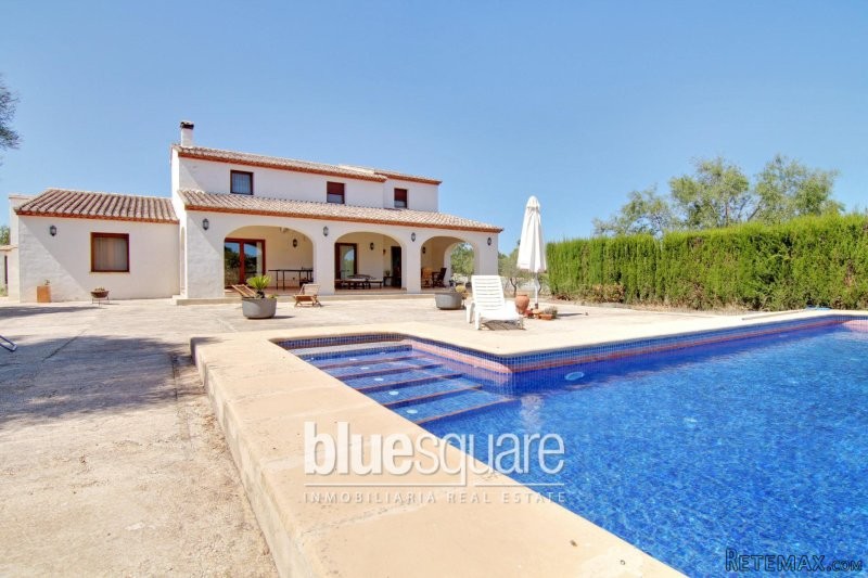 Lovely finca style villa on large plot..