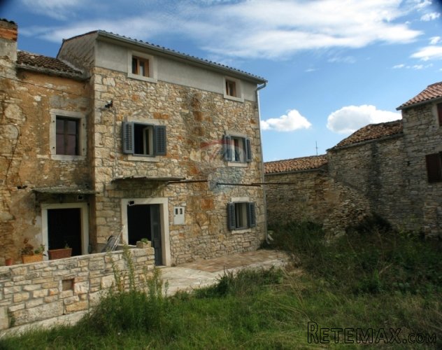 VODNJAN, NOVOUREĐENA KAMENA KUĆA 95 M2 S VRTOM