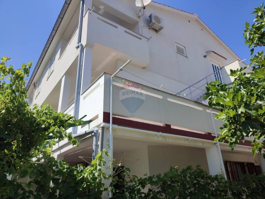 Baška -kuća sa četiri stana, pogled, terase