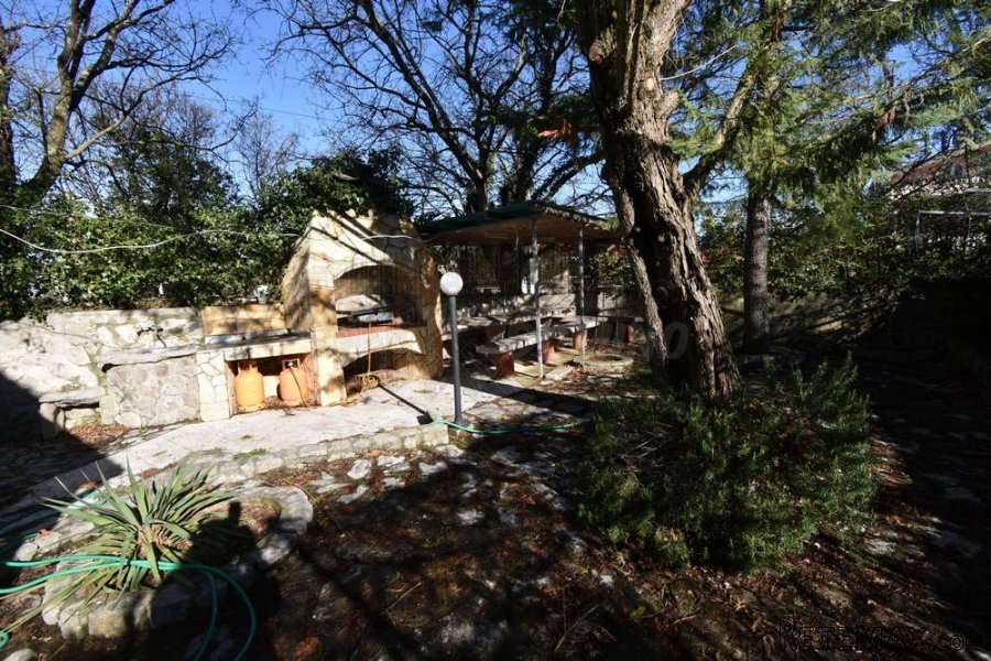 Prekrasna renovirana kuća s dva stana u okolici grada Krka!