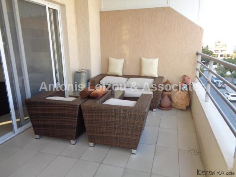 Three Bedroom Apartment In Town Centre - 2