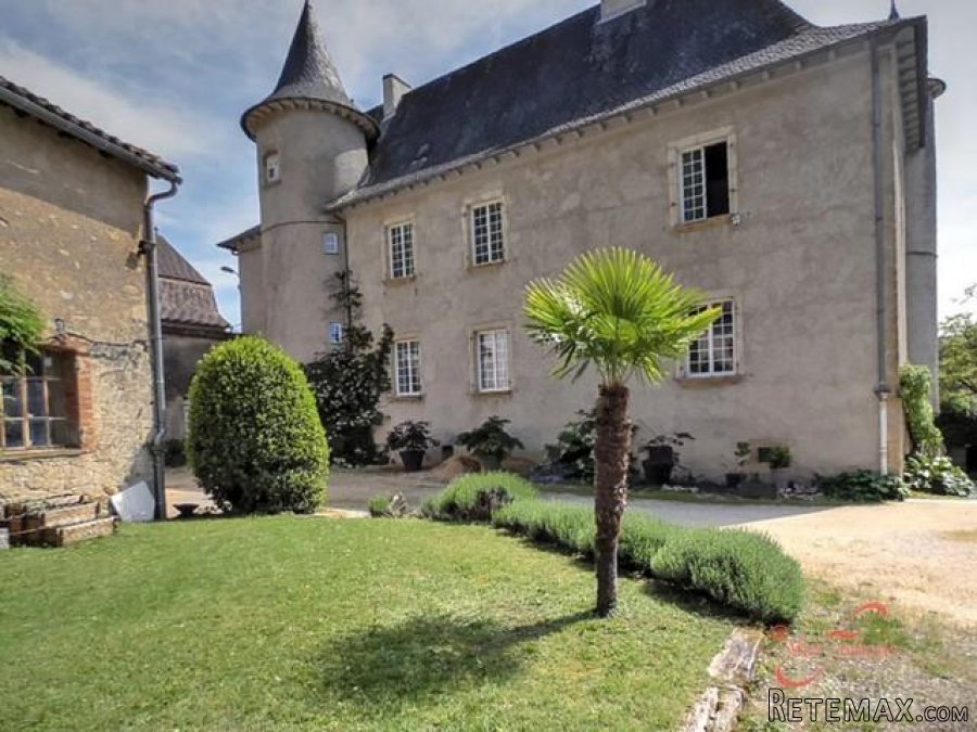 St Céré (Lot) - Chateau 'en-ville' with numerous options. L..