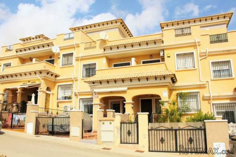 3 Bedroom 2 Bathroom Townhouse In..